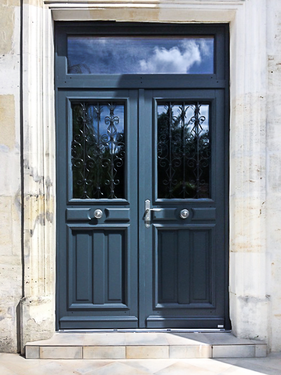 Atulam porte bois avec grille Roussille