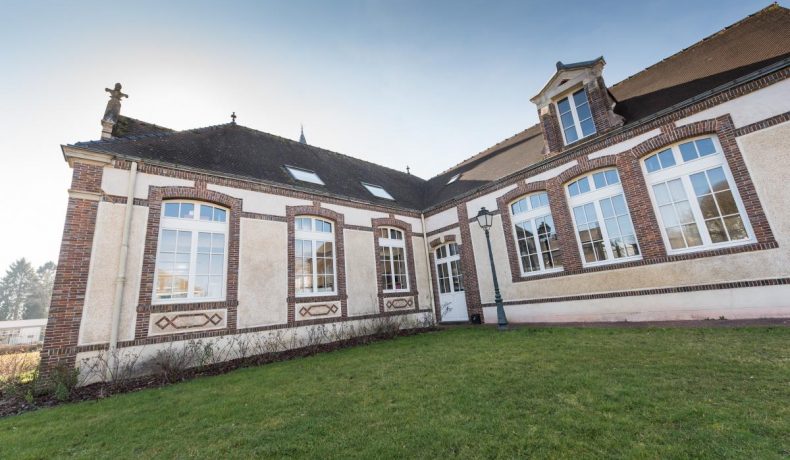 Fenetres bois sur mesure pour la mairie de Senonches