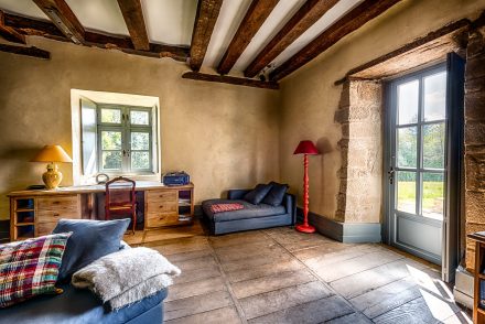 Menuiseries bois sur mesure pour la renovation d un manoir corezien