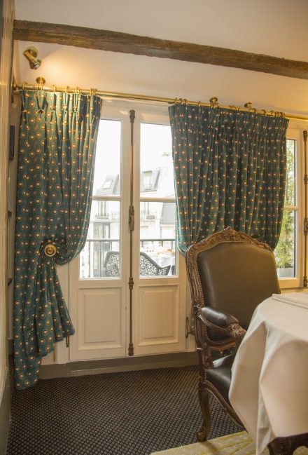 Porte fenetre bois Estibelle avec cremone decorative