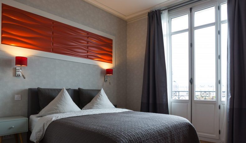 Porte fenetre Estilou en bois sur mesure avec cremone vieil argent