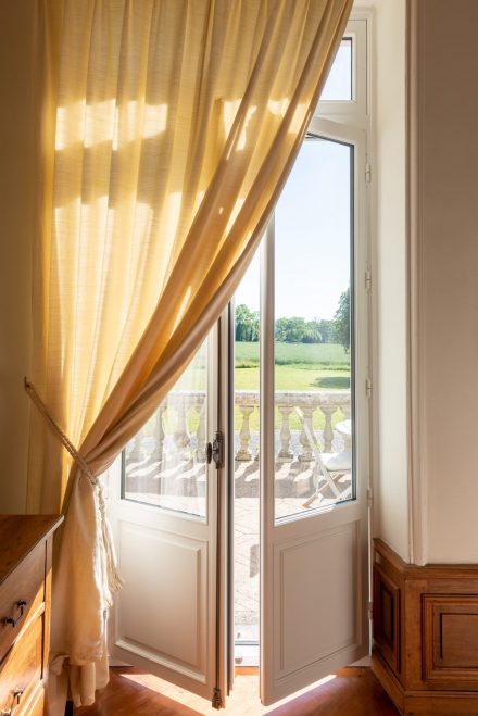 Porte fenetre en bois sur mesure Tradilou fermeture mouton gueule de loup