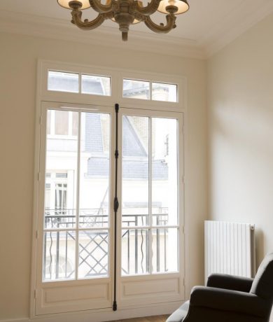 Porte fenêtre Tradilou avec crémone véritable noire