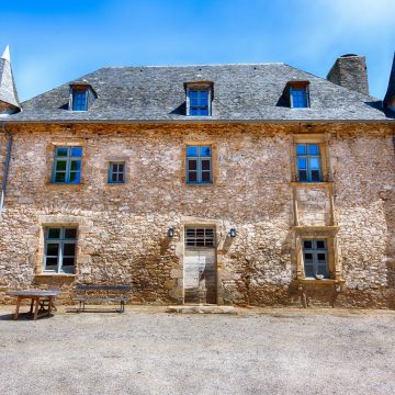 Fenêetres bois sur mesure à meneaux pour la renovation d'un manoir du XIVe siecle