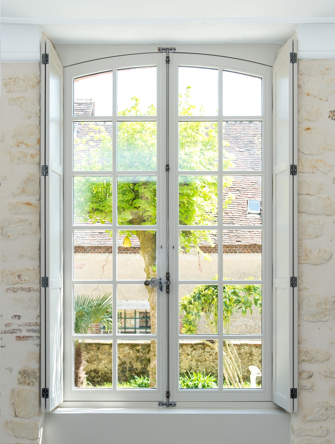 Fenêtre en bois sur-mesure modèle Tradilou Atulam