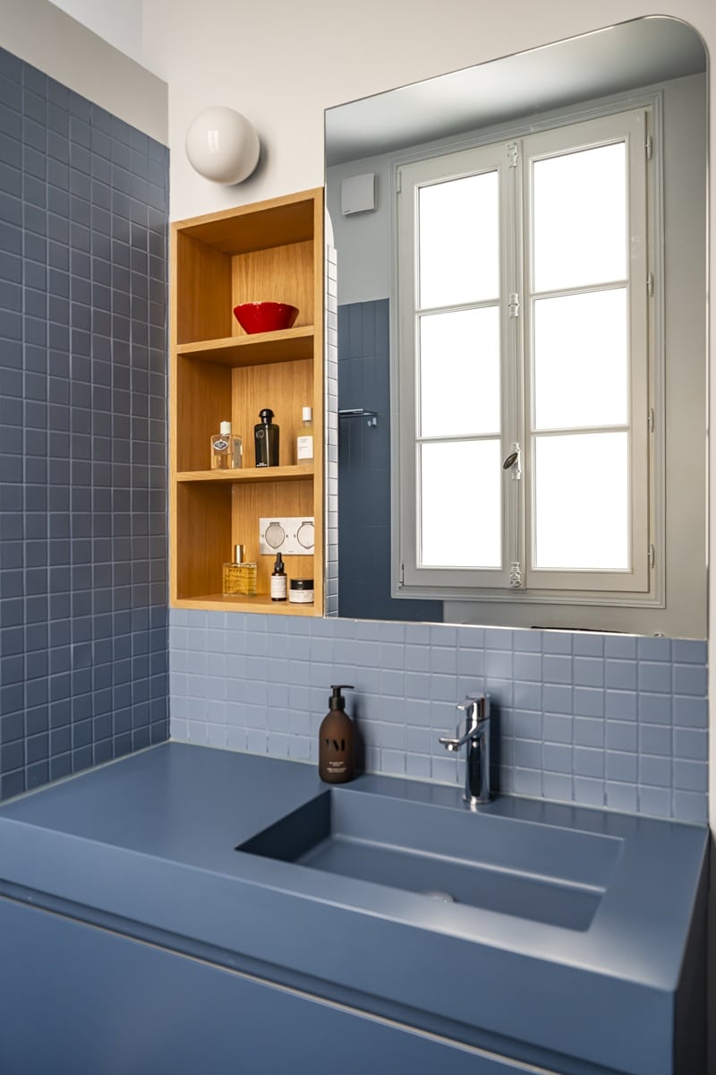 Fenêtre en bois dans une salle de bain dans un appartement dans le quartier latin